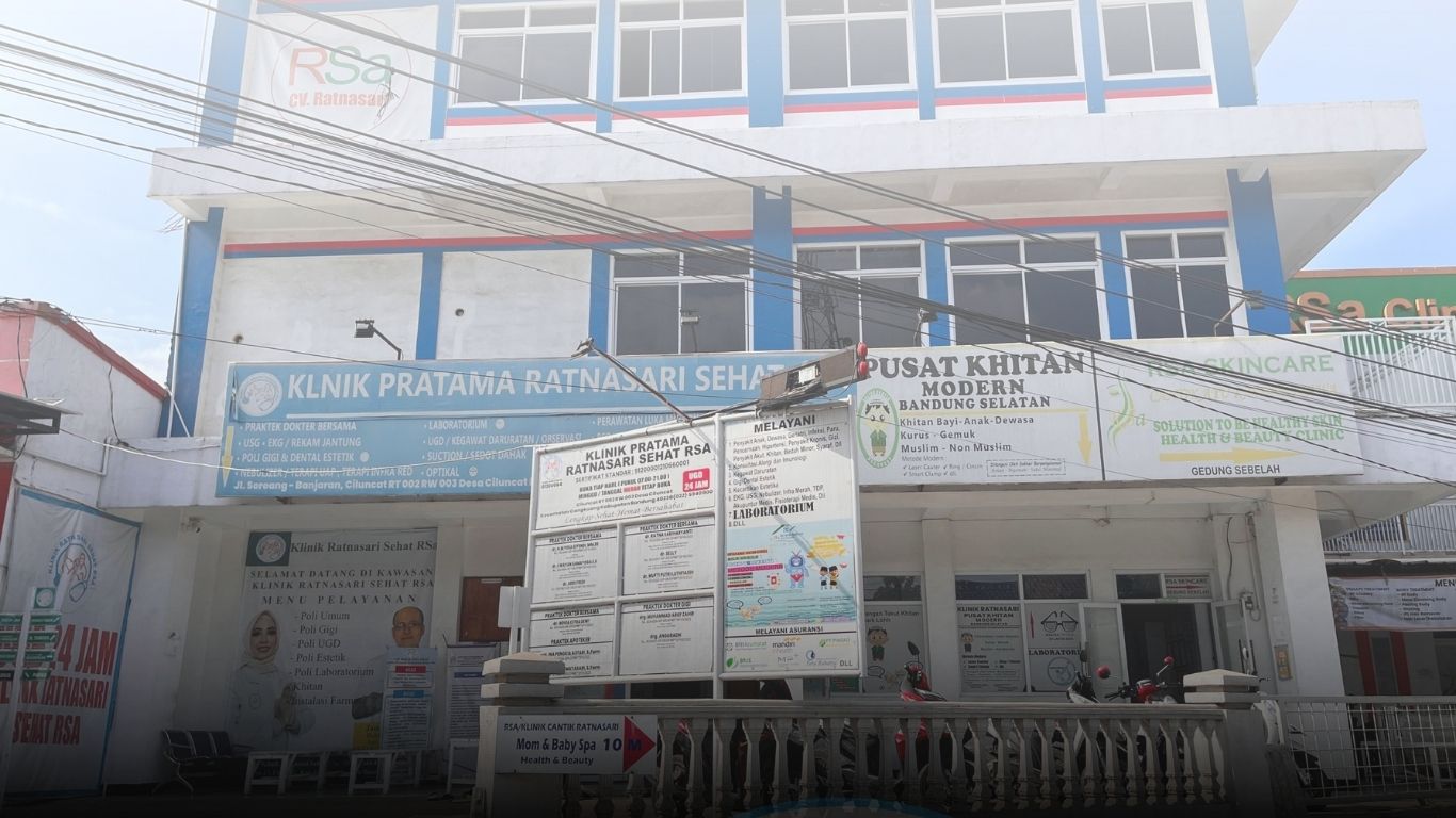 Tampak depan Klinik Ratnasari Sehat di Jalan Raya Soreang Banjaran Kabupaten Bandung
