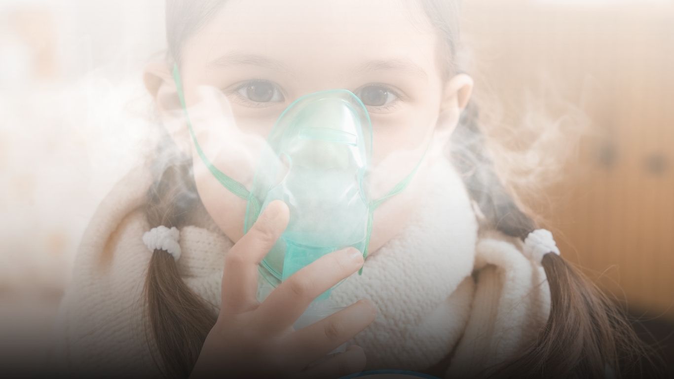 Pasien menjalani terapi nebulizer di Klinik Ratnasari Sehat Bandung untuk membantu mengatasi batuk dan sesak napas.