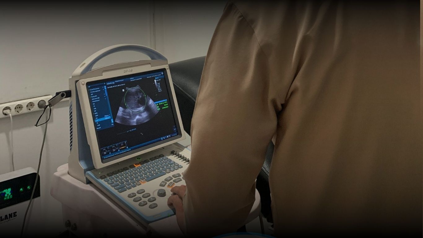 Ruang pemeriksaan USG Klinik Ratnasari Sehat