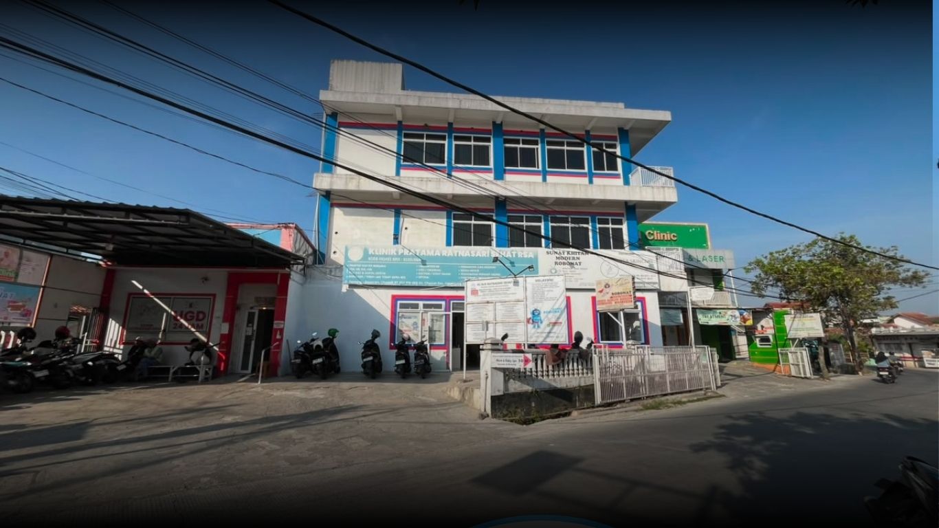 Tampak depan Klinik Ratnasari Sehat sebagai klinik terdekat 24 jam di Bandung Selatan.